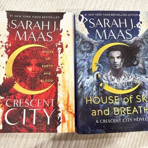 Sarah Maas Crescent City books